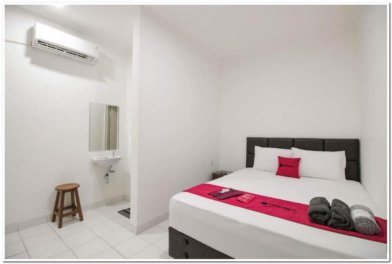 Hotel Reddoorz @ Ruko Itc Roxy Mas Giacarta Esterno foto