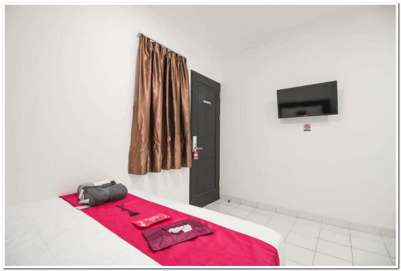 Hotel Reddoorz @ Ruko Itc Roxy Mas Giacarta Esterno foto