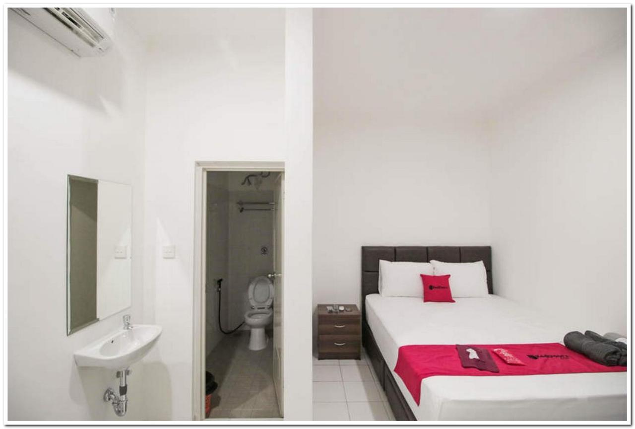 Hotel Reddoorz @ Ruko Itc Roxy Mas Giacarta Esterno foto