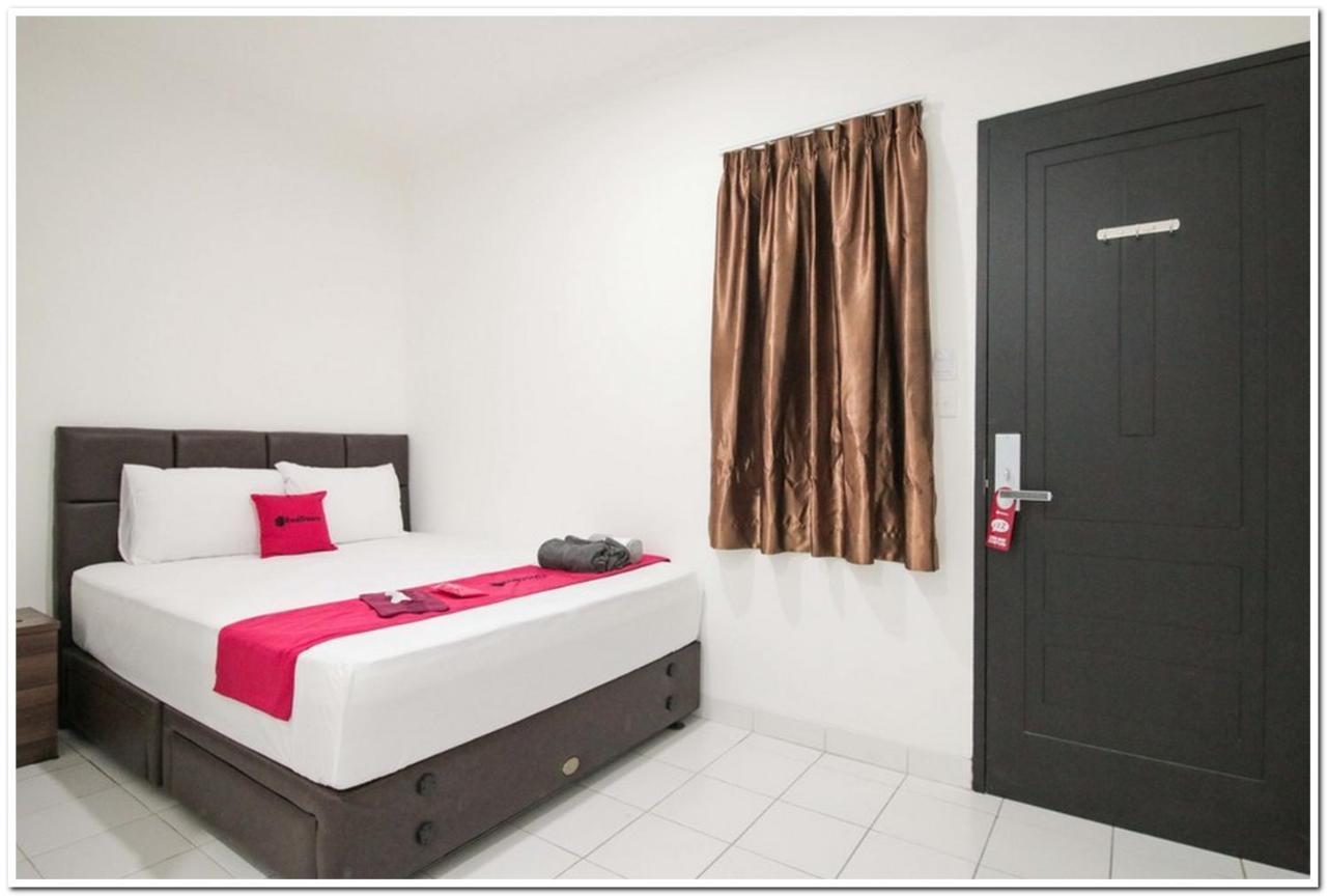 Hotel Reddoorz @ Ruko Itc Roxy Mas Giacarta Esterno foto