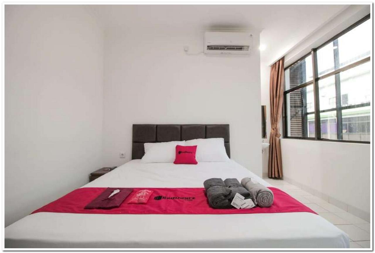 Hotel Reddoorz @ Ruko Itc Roxy Mas Giacarta Esterno foto